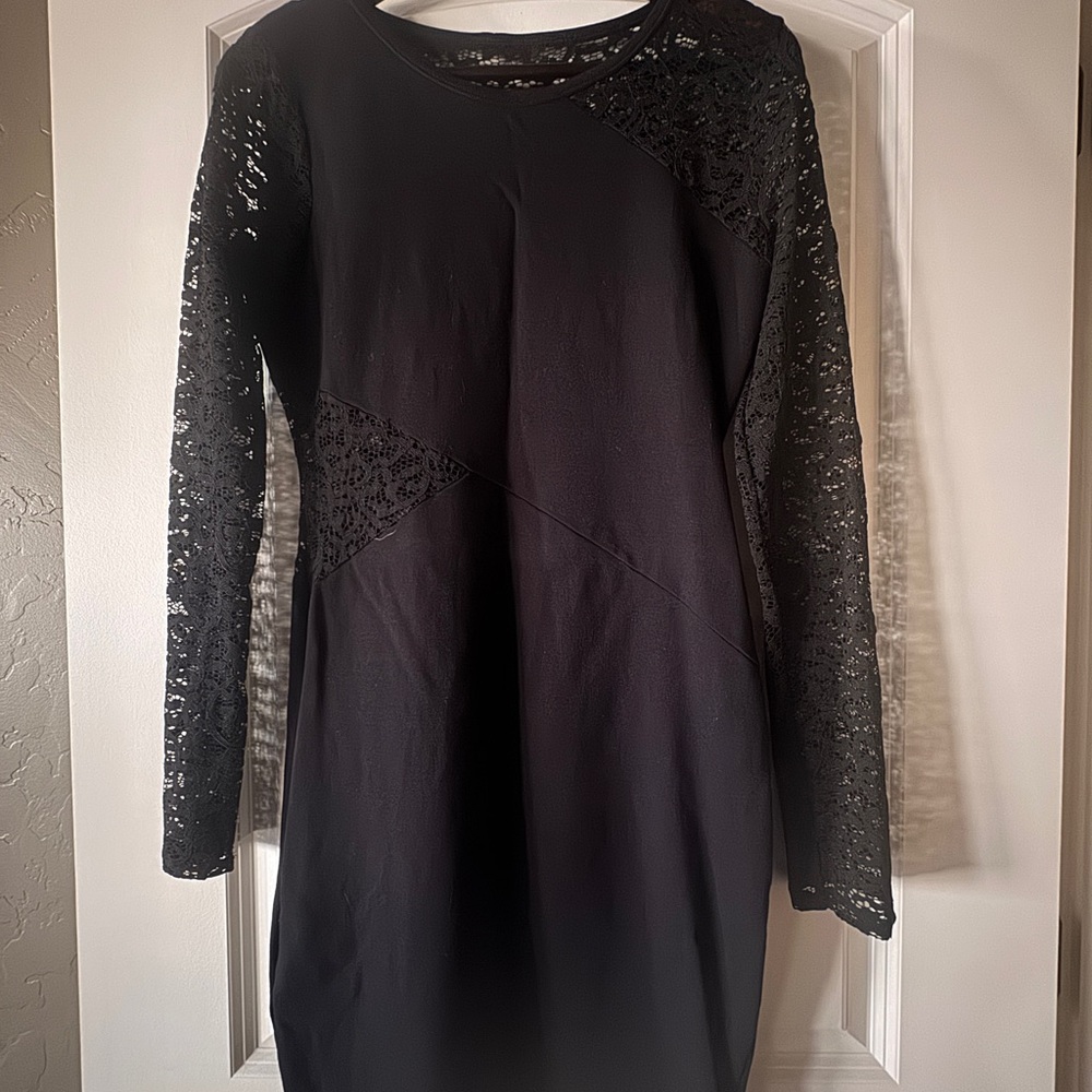 BCBGMAXAZRIA
Black Jorden Lace-Contrast Body-Con Dress. Size Medium